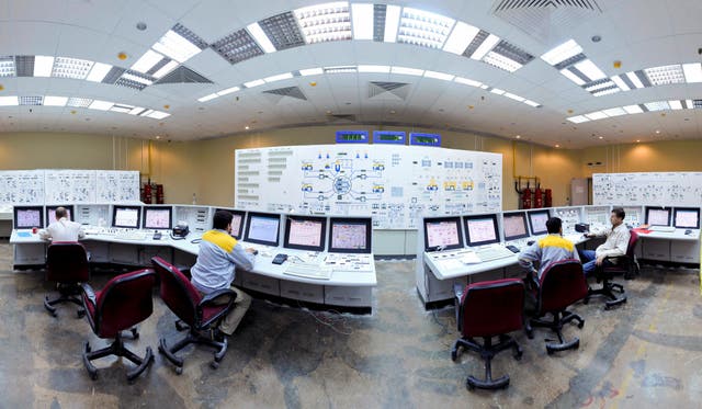 Russian (L and R) and Iranian operators monitor the nuclear power plant unit in Bushehr, about 1,215 km (755 miles) south of Tehran.