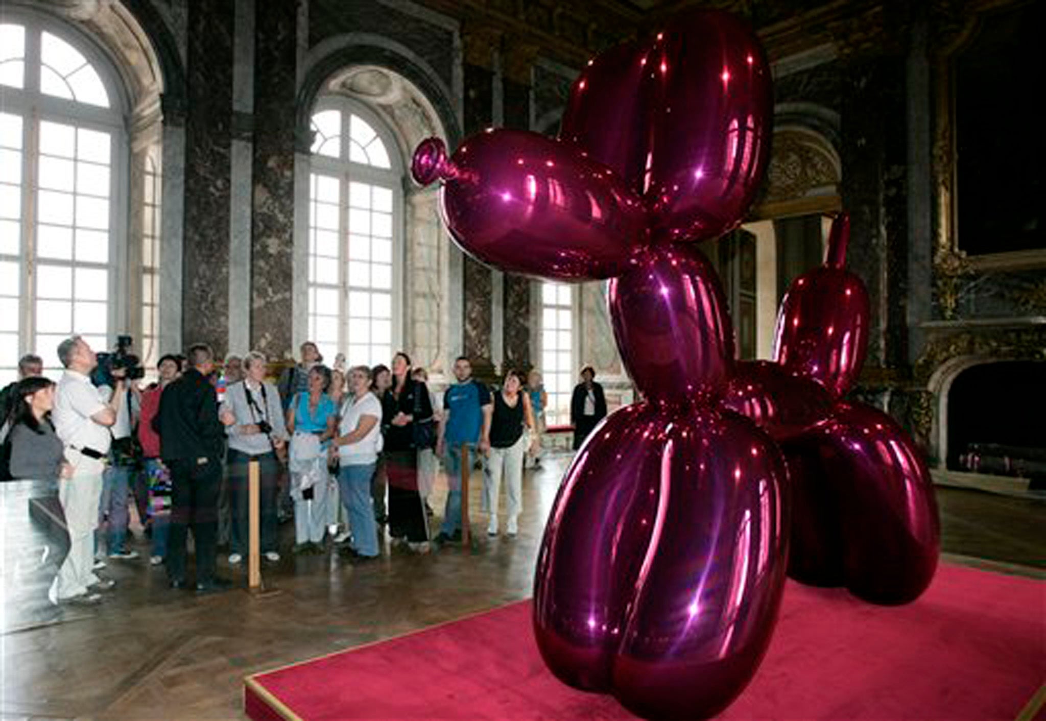 Koons' 'Balloon Dog' on show in Versailles