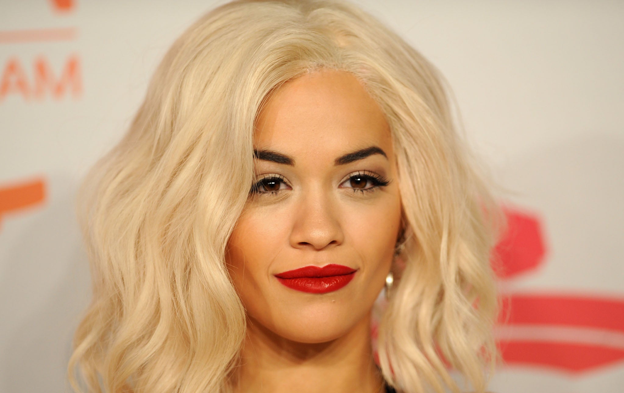 Rita Ora revealed that Calvin Harris had blocked her performing at the Teen Choice awards 2014
