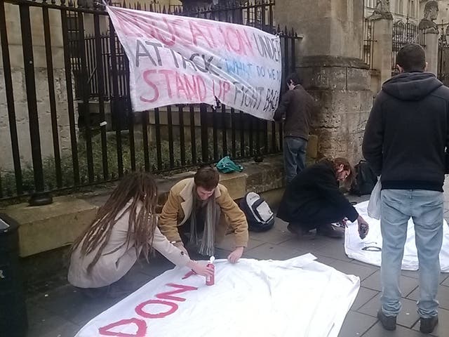 Students in Oxford set their banners up