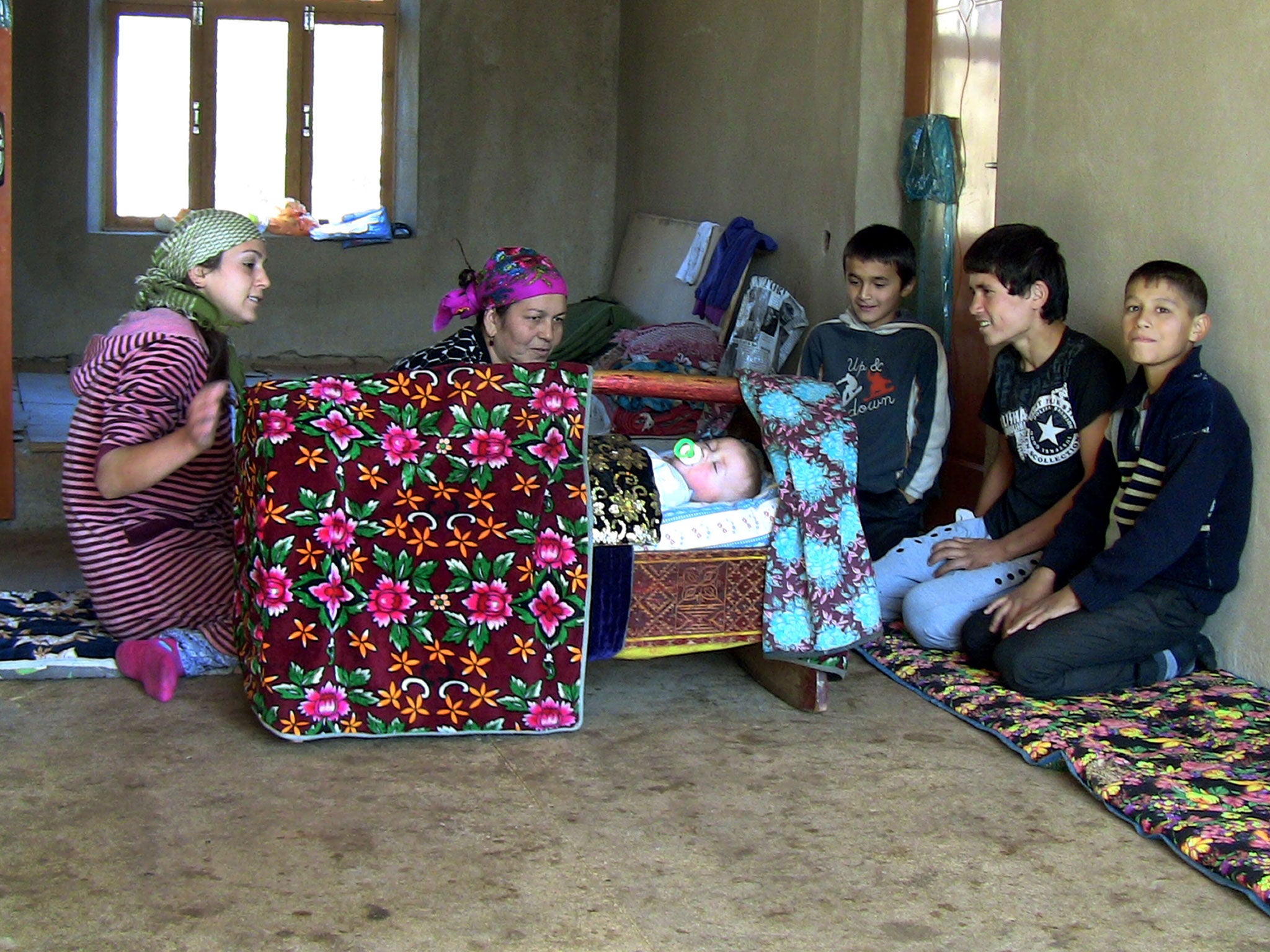 Таджикский живой. Таджикская семья. Узбекские женщины. Таджикские женщины. Быт таджиков.