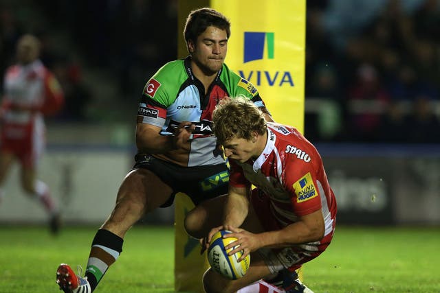 Billy Twelvetrees of Gloucester goes over for his try under pressure from Ben Botica