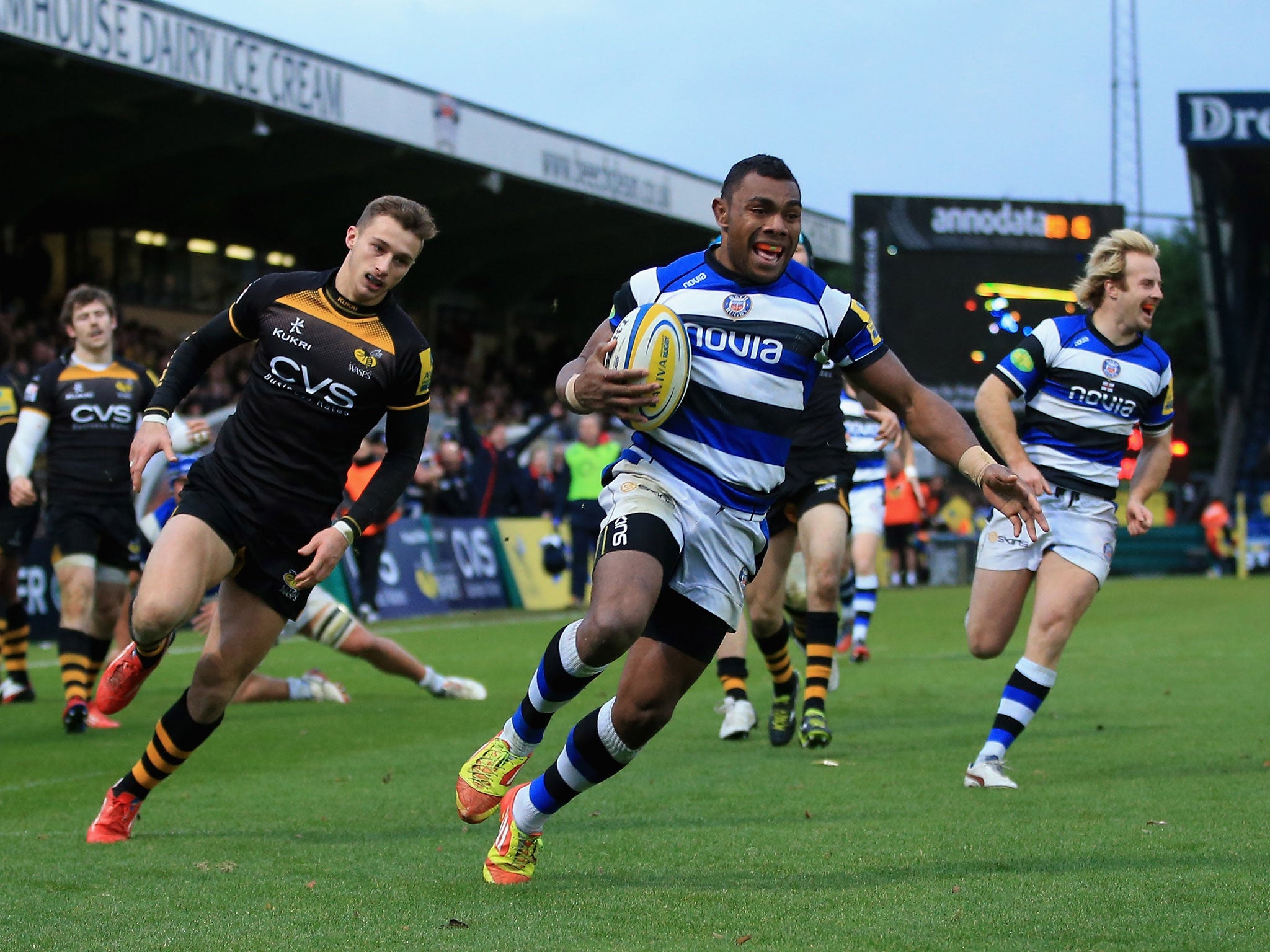 Semesa Rokoduguni of Bath runs in to score a try