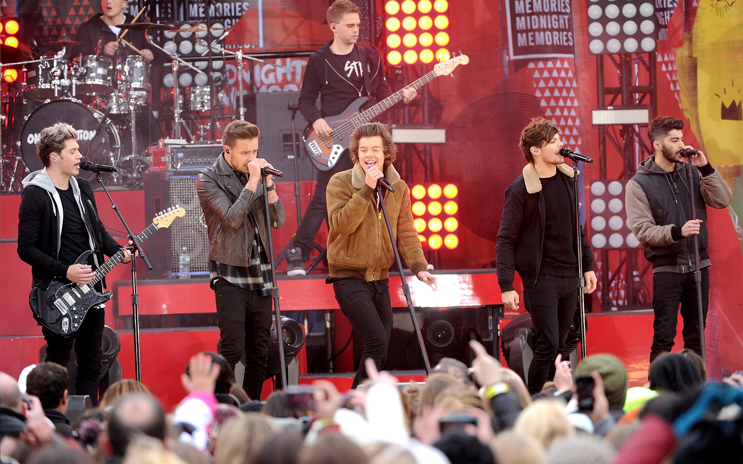 Niall Horan, Liam Payne, Harry Styles, Louis Tomlinson and Zayn Malik of One Direction performing in New York