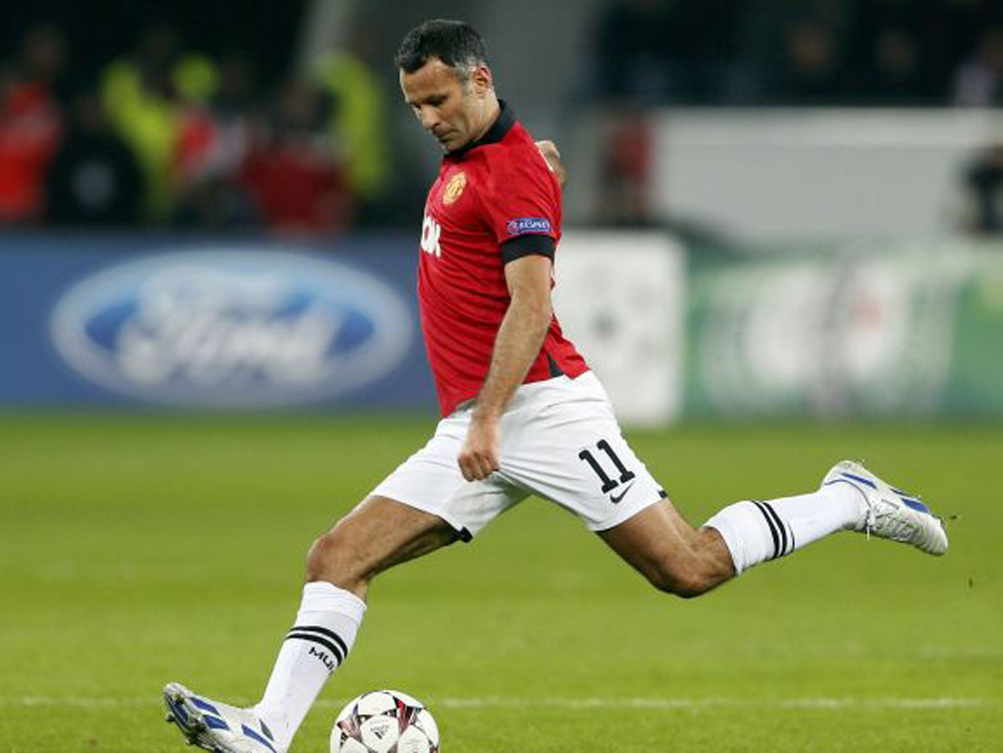 Ryan Giggs makes a pass during Manchester United's 5-0 victory over Bayer Leverkusen on Wednesday