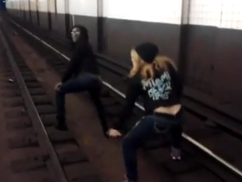 Video Footage Shows Girls Twerking On New York Subway Tracks The Independent