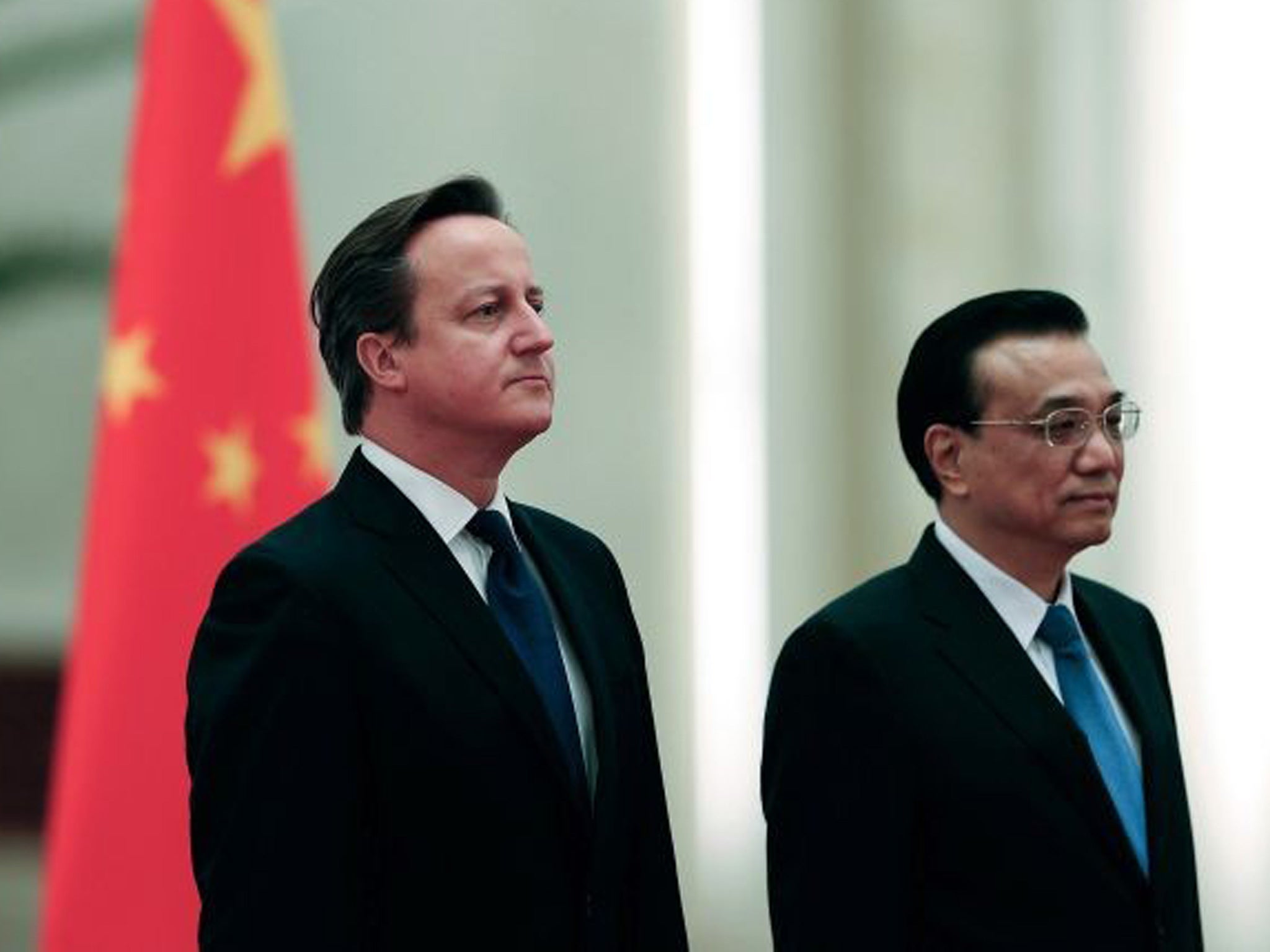 Chinese Premier Li Keqiang (right) and David Cameron (L) view an honour guard during a welcoming ceremony inside the Great Hall of the People in Beijing, China