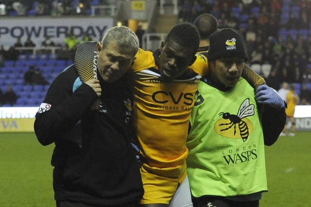 Christian Wade leaves the pitch after his injury for Wasps