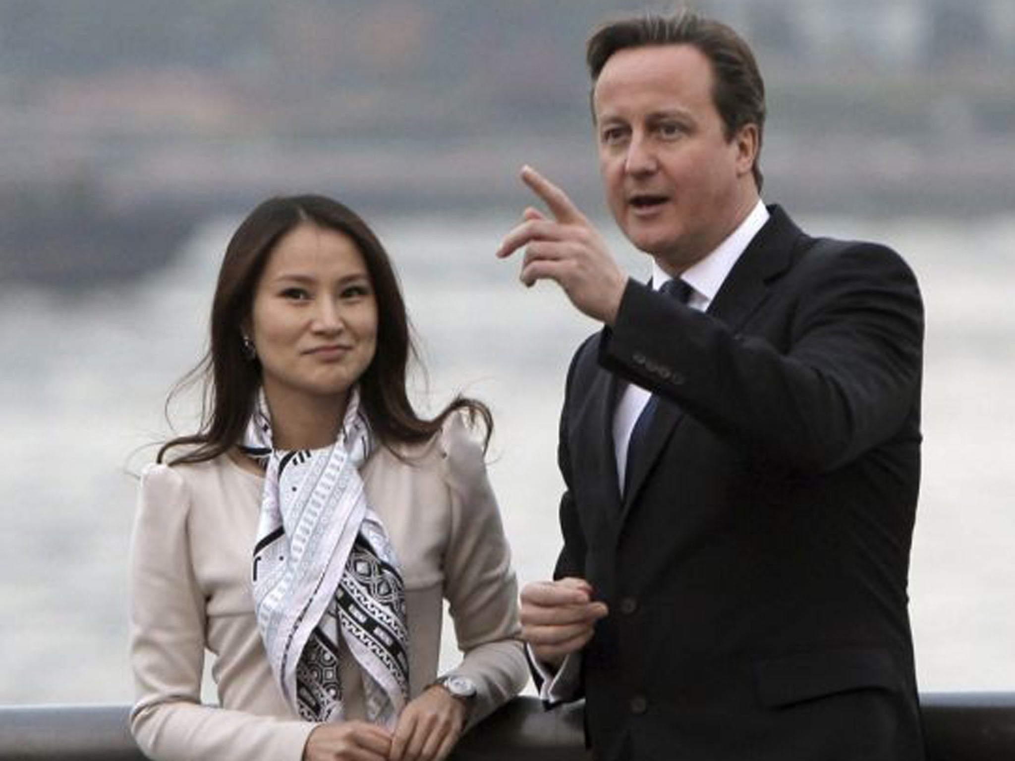 David Cameron visits the Bund with Lisa Pan, vice president of Chinese mobile gaming company Rekoo