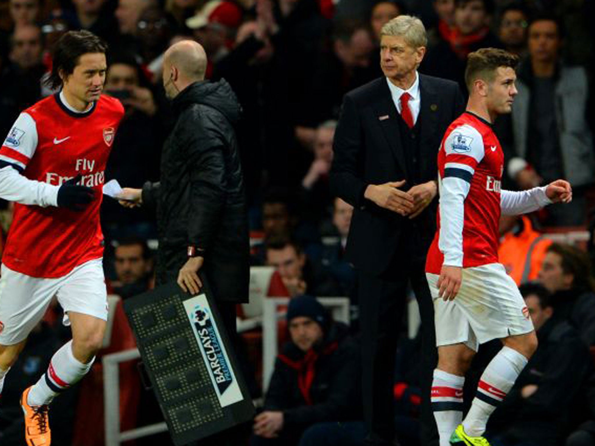 Arsene Wenger (centre) looks on as Tomas Rosicky (left) replaces Jack Wilshere