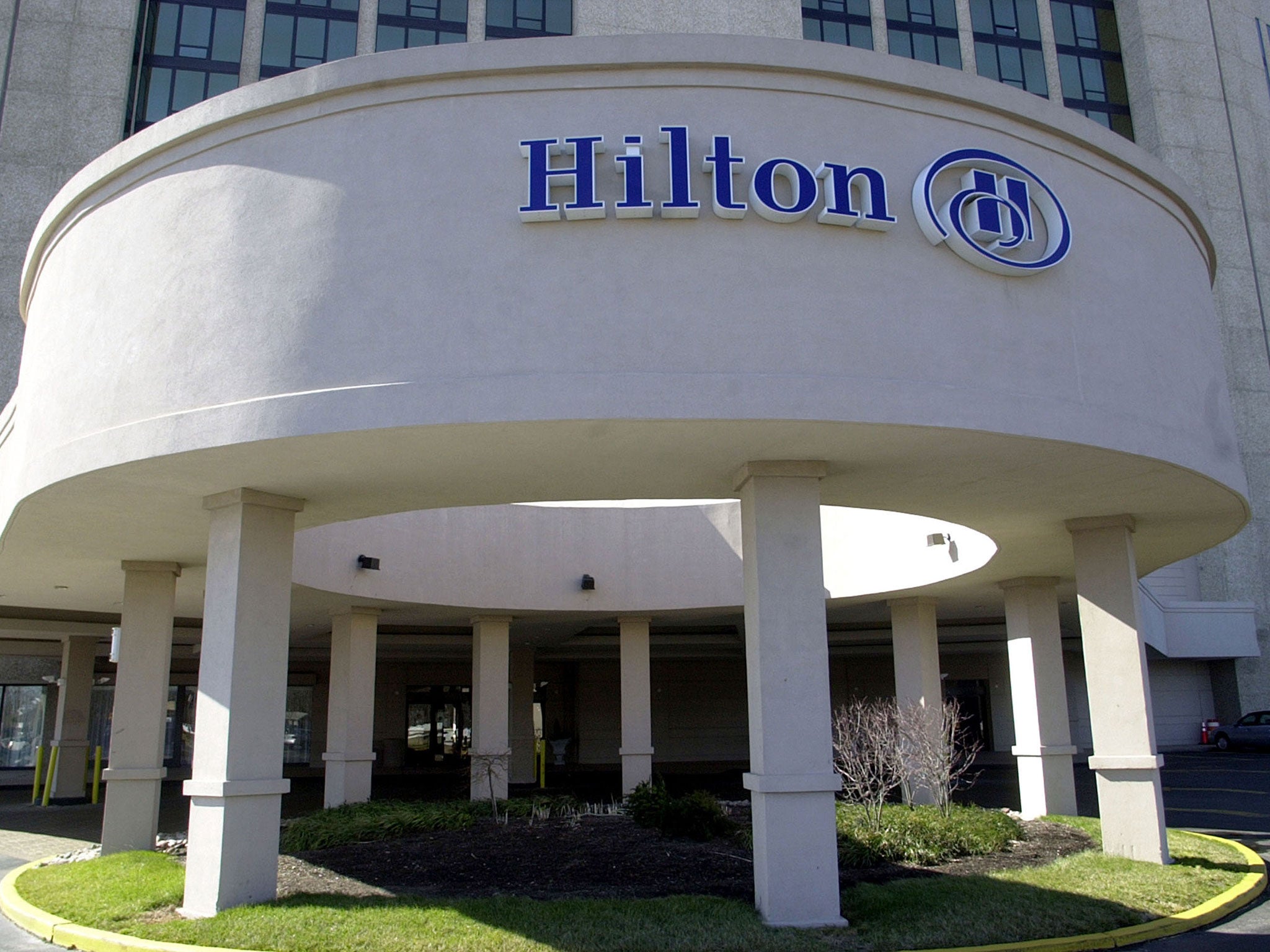 Hotel giant Hilton Worldwide has raised $2.34 billion (£1.42 billion) through an initial public offering