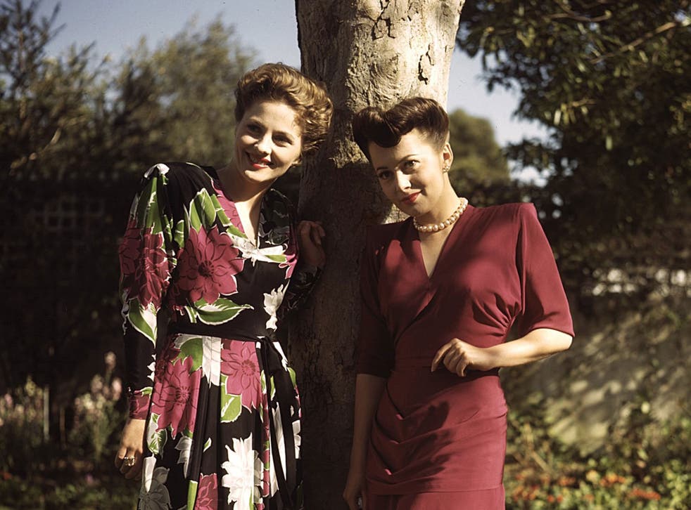 Joan Fontaine at home with her sister Olivia De Havilland, wearing the plain dress, in the 1940s