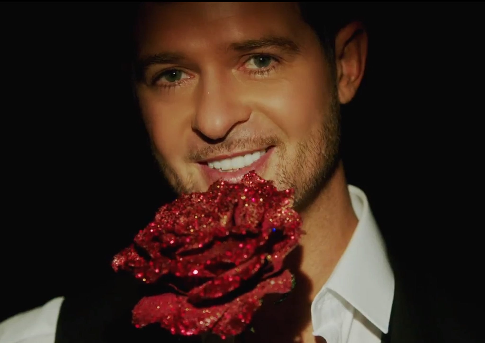Robin Thicke flashes the pearly whites in his music video for 'Feel Good'
