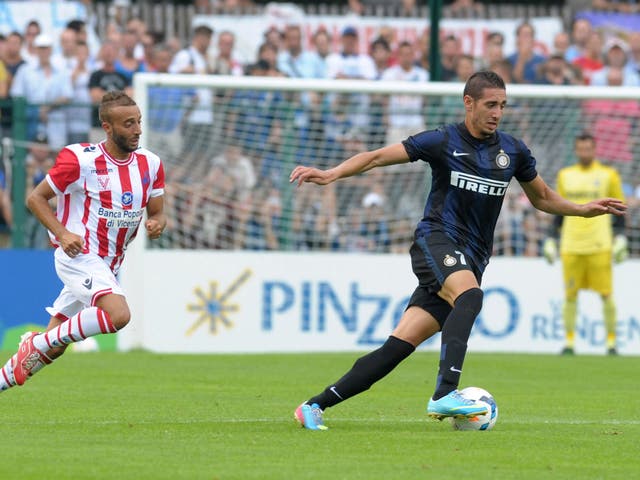 Ishak Belfodil (R) of Internazionale Milano