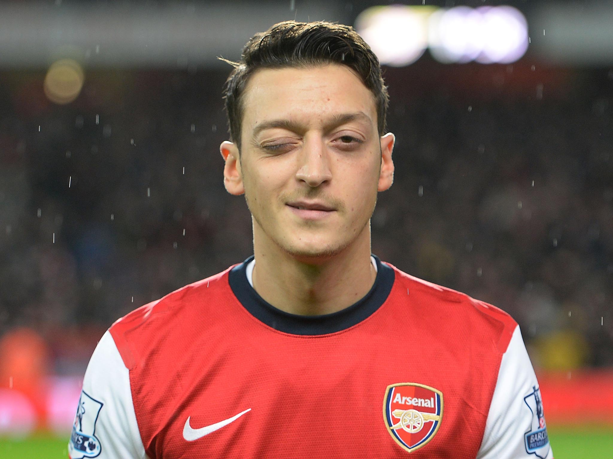 Mesut Ozil starts for Arsenal against Manchester United
