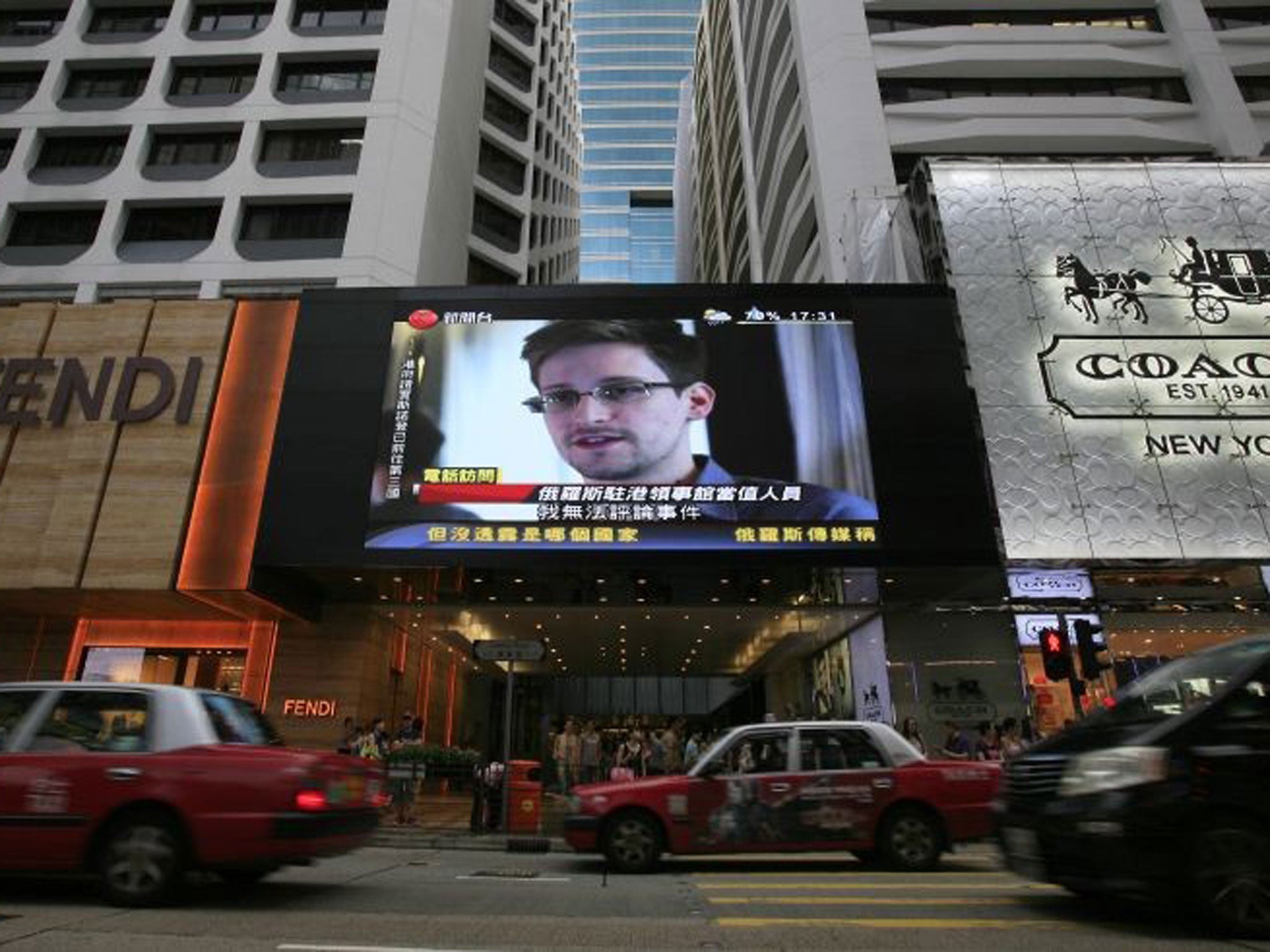 gGobal alert: Edward Snowden news flash at a Hong Kong shopping mall