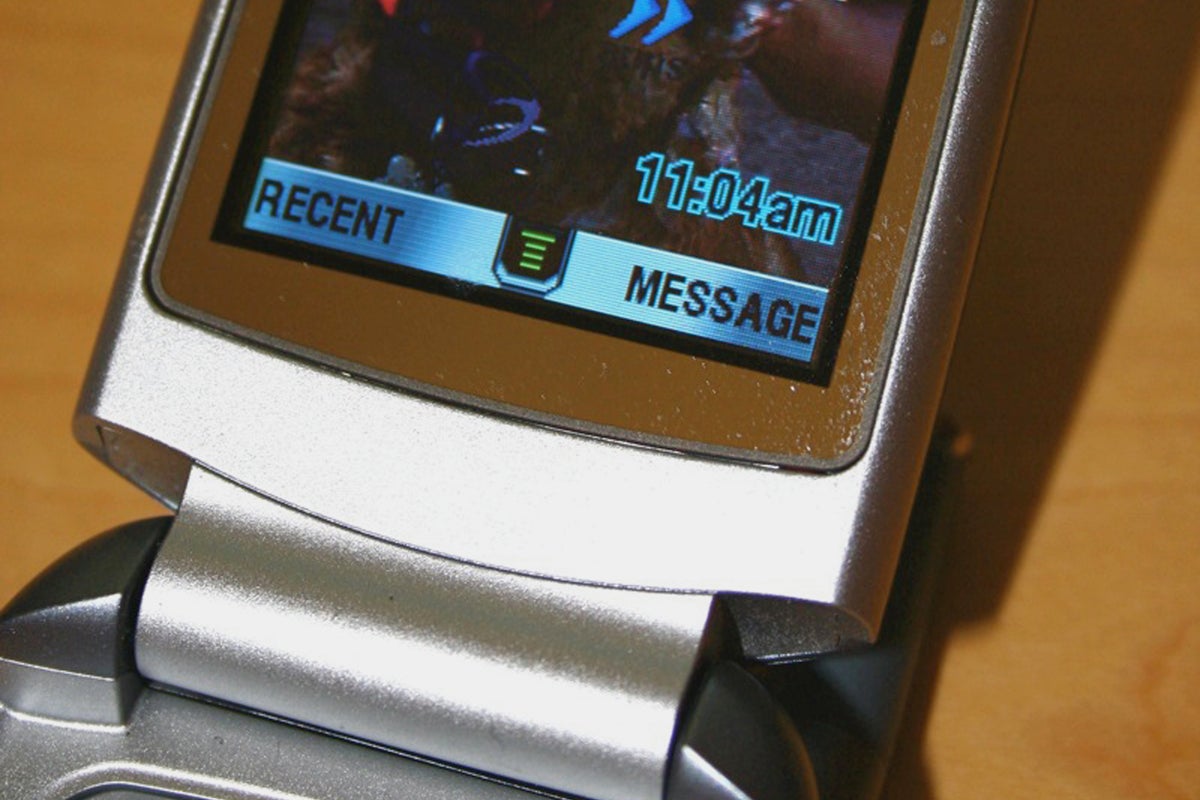 Disappointed mugger hands outdated flip phone straight back | The ...