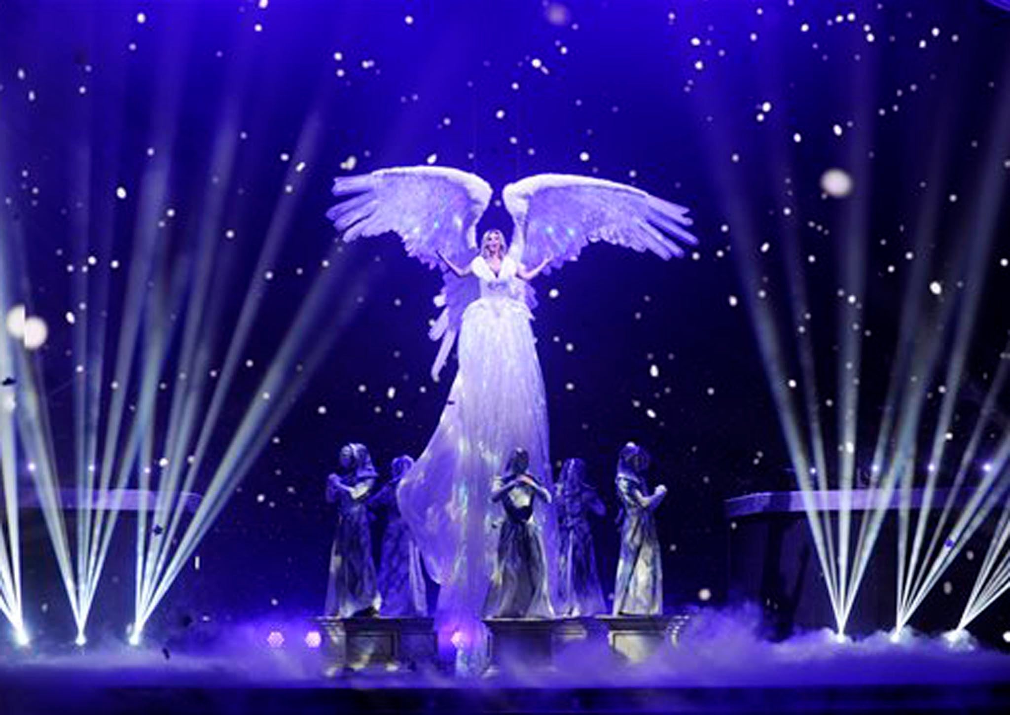 Britney Spears becomes a floating angel for a performance of 'Everytime'