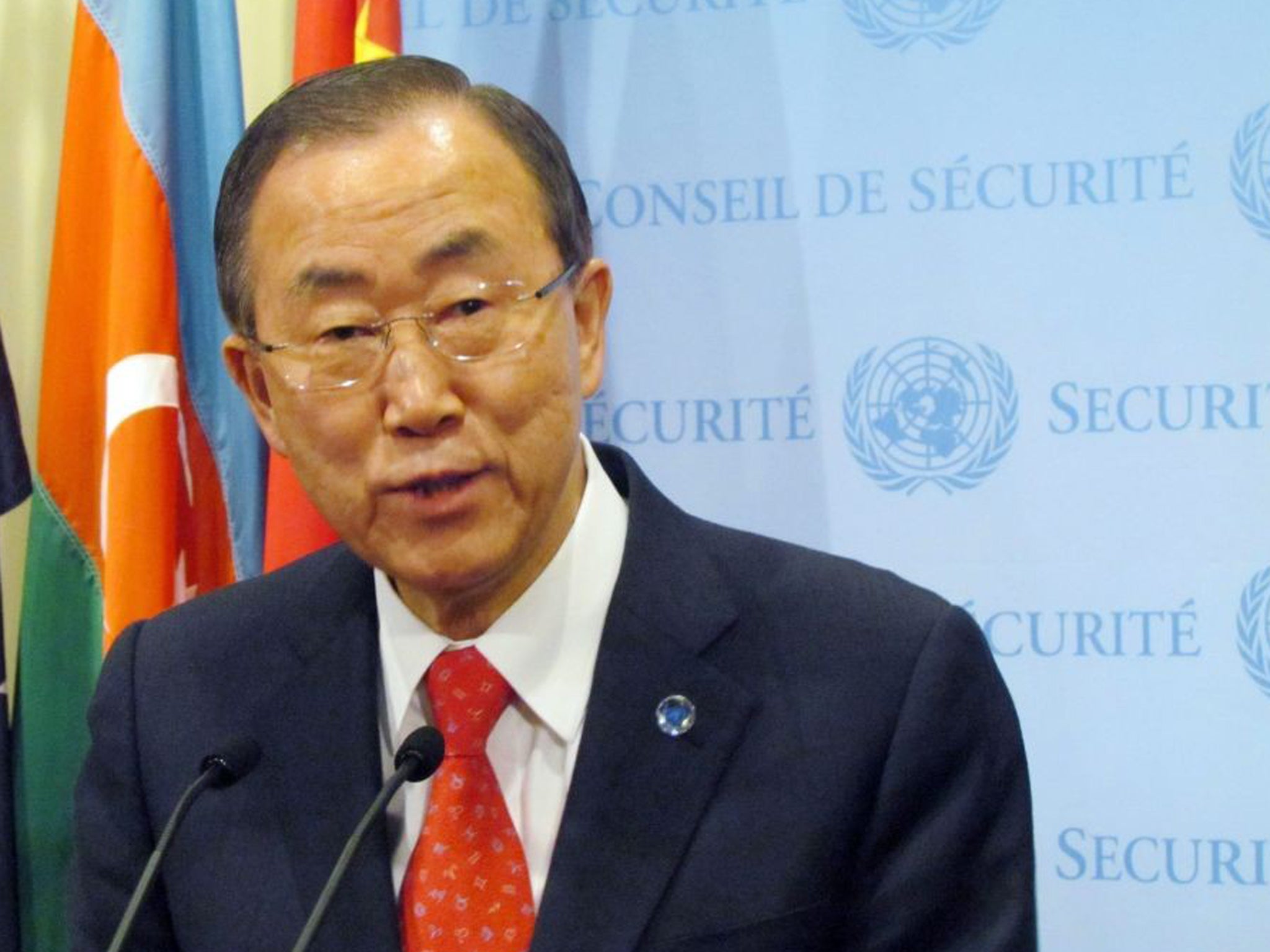 UN Secretary-General Ban Ki-moon began sending out invitations to the Syria peace talks on Monday