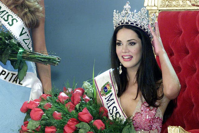 Monica Spear being crowned Miss Venezuela in 2004.
