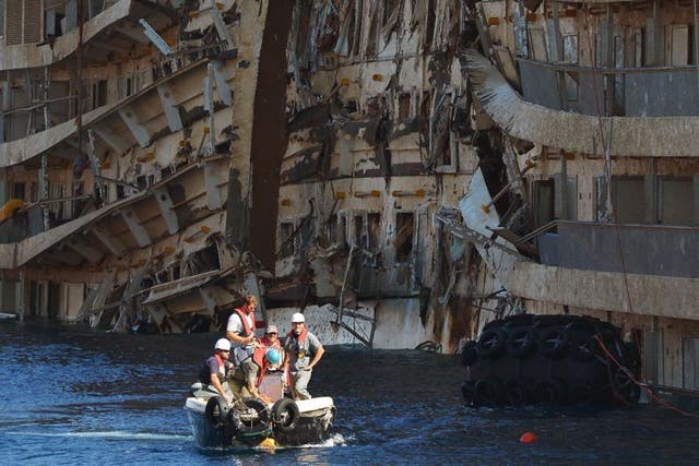 A salvage team works at the wreck of the 'Costa Concordia'