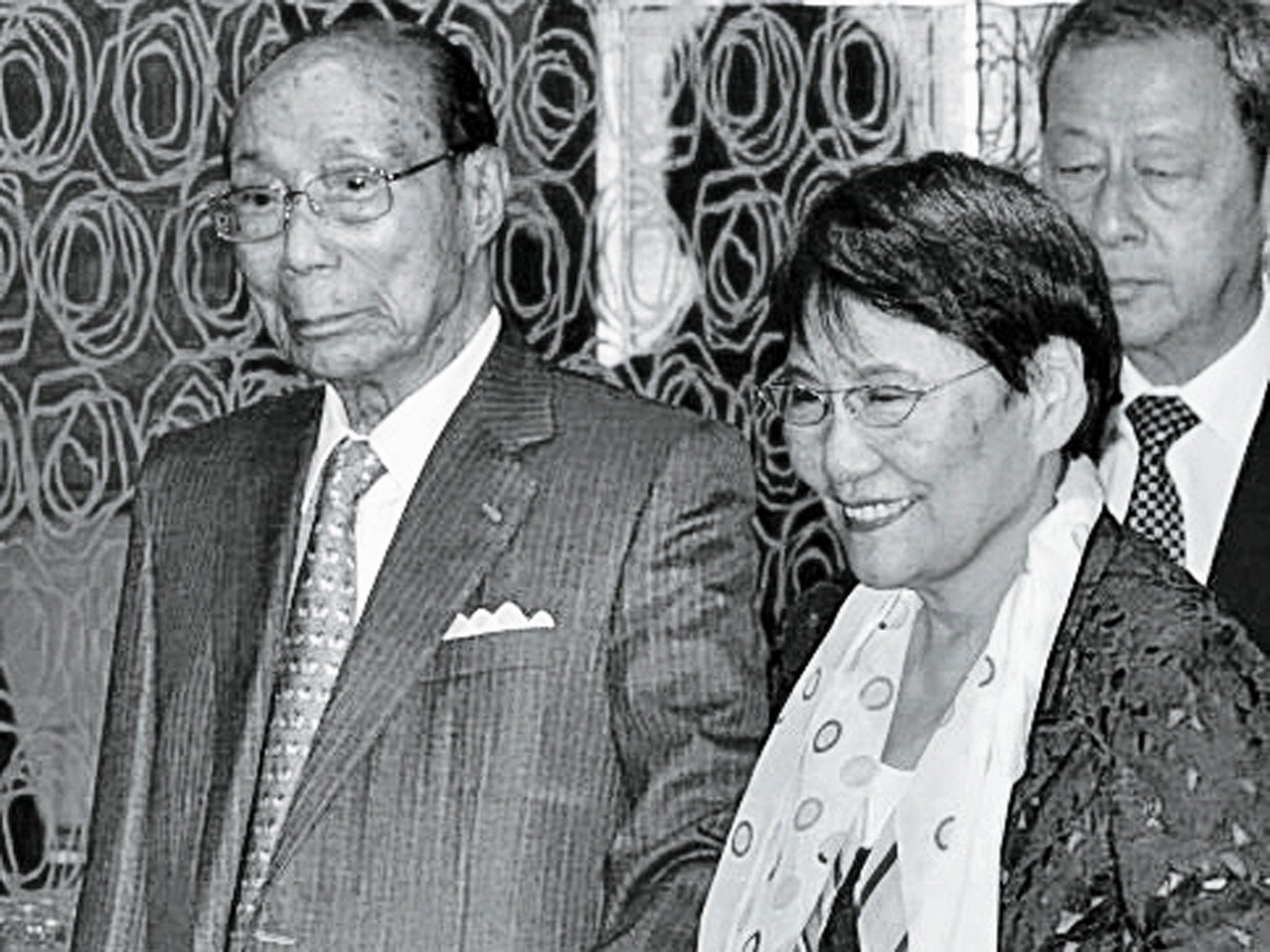 Shaw with his second wife Mona Fong, a singer who rose to be managing director of his company
