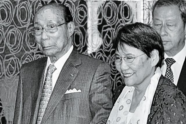 Shaw with his second wife Mona Fong, a singer who rose to be managing director of his company