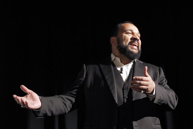 Controversial French comic Dieudonné Mbala Mbala has had a ban on his performance in Nantes lifted. 