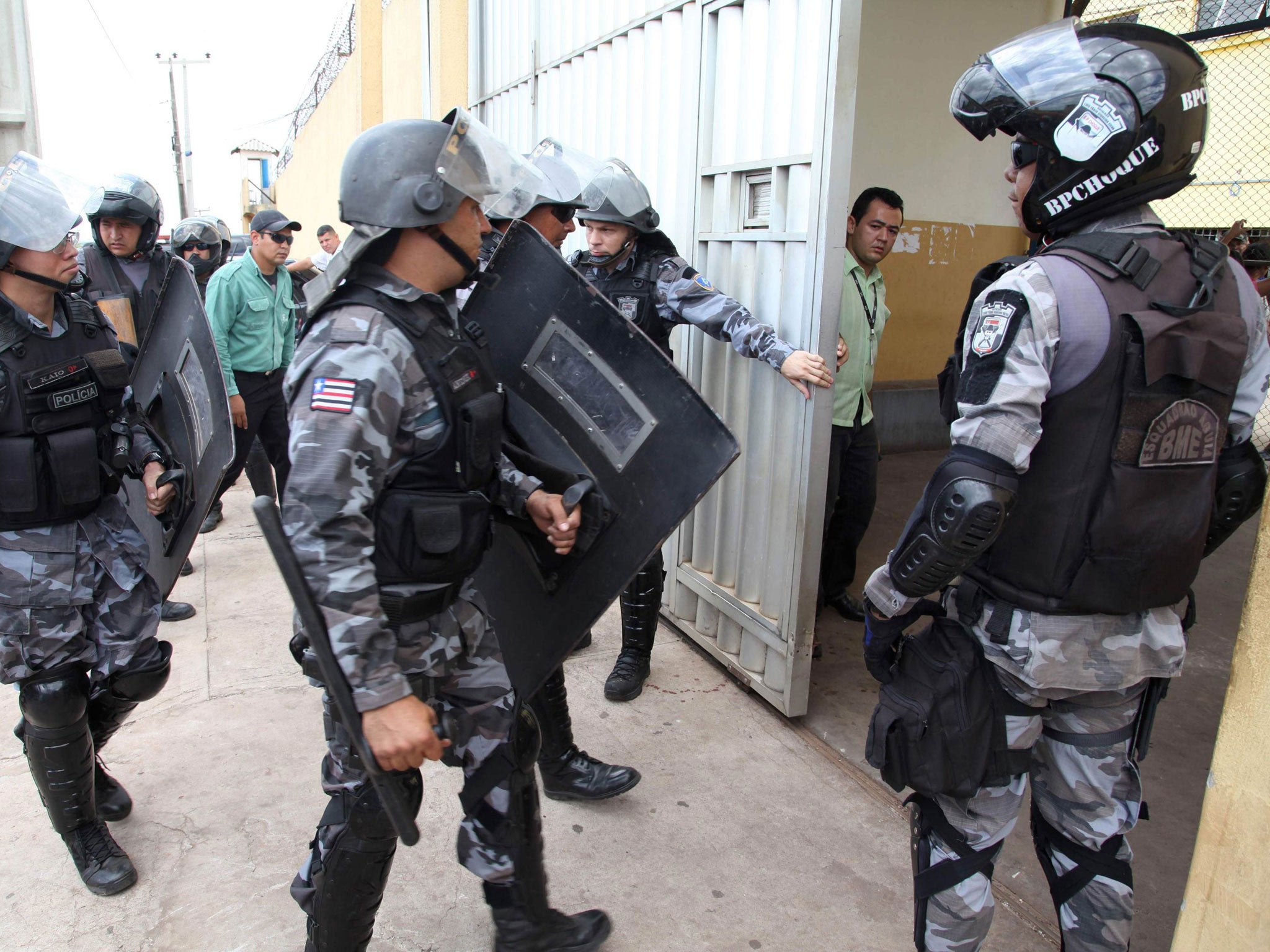 Police prepare to enter the Pedrinhas prison to control a fight between inmates of rival gangs inside, in Sao Luiz