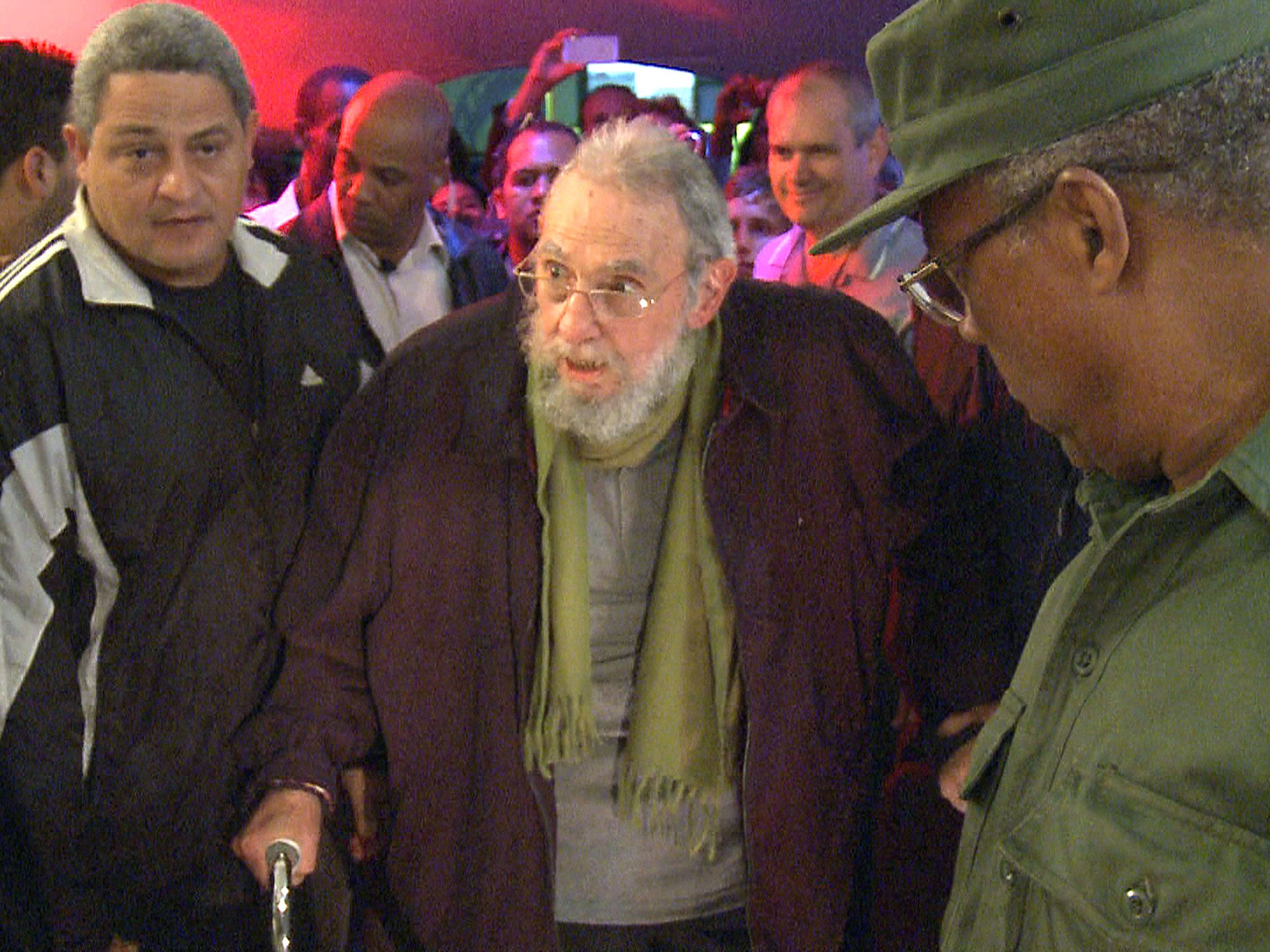 Cuban leader Fidel Castro has appeared in public for the first time in nine months, attending an art gallery opening near his home