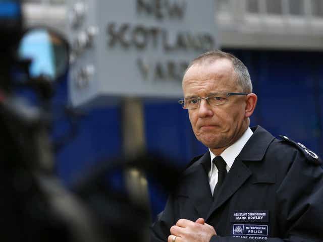 Metropolitan Police Assistant Commissioner Mark Rowley speaks to the media outside New Scotland Yard. The Met has been accused of failing the firearms officers who fatally wounded Mark Duggan following this week's verdict