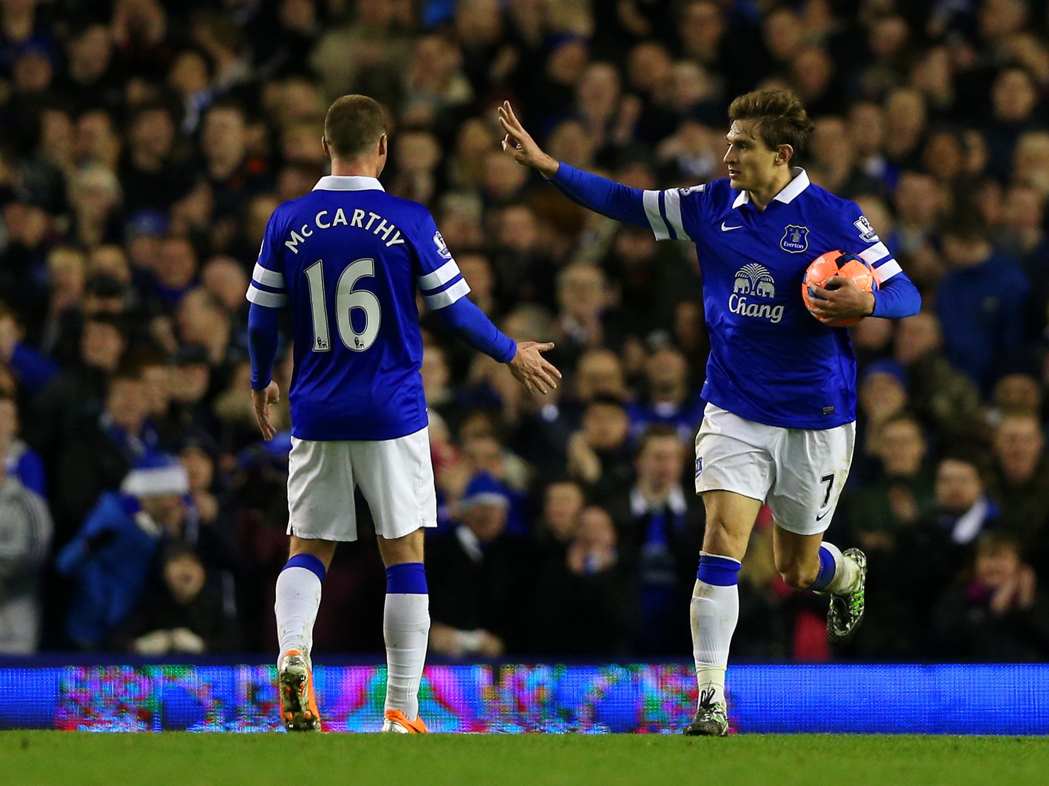 Everton striker Nikica Jelavic is in talks with Hull after the two clubs agreed a transfer fee