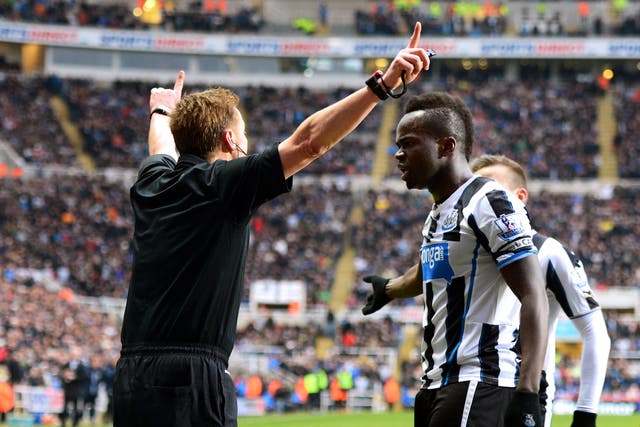 Cheik Ismael Tiote of Newcastle remonstrates with Referee Mike Jones after his goal is disallowed for offside