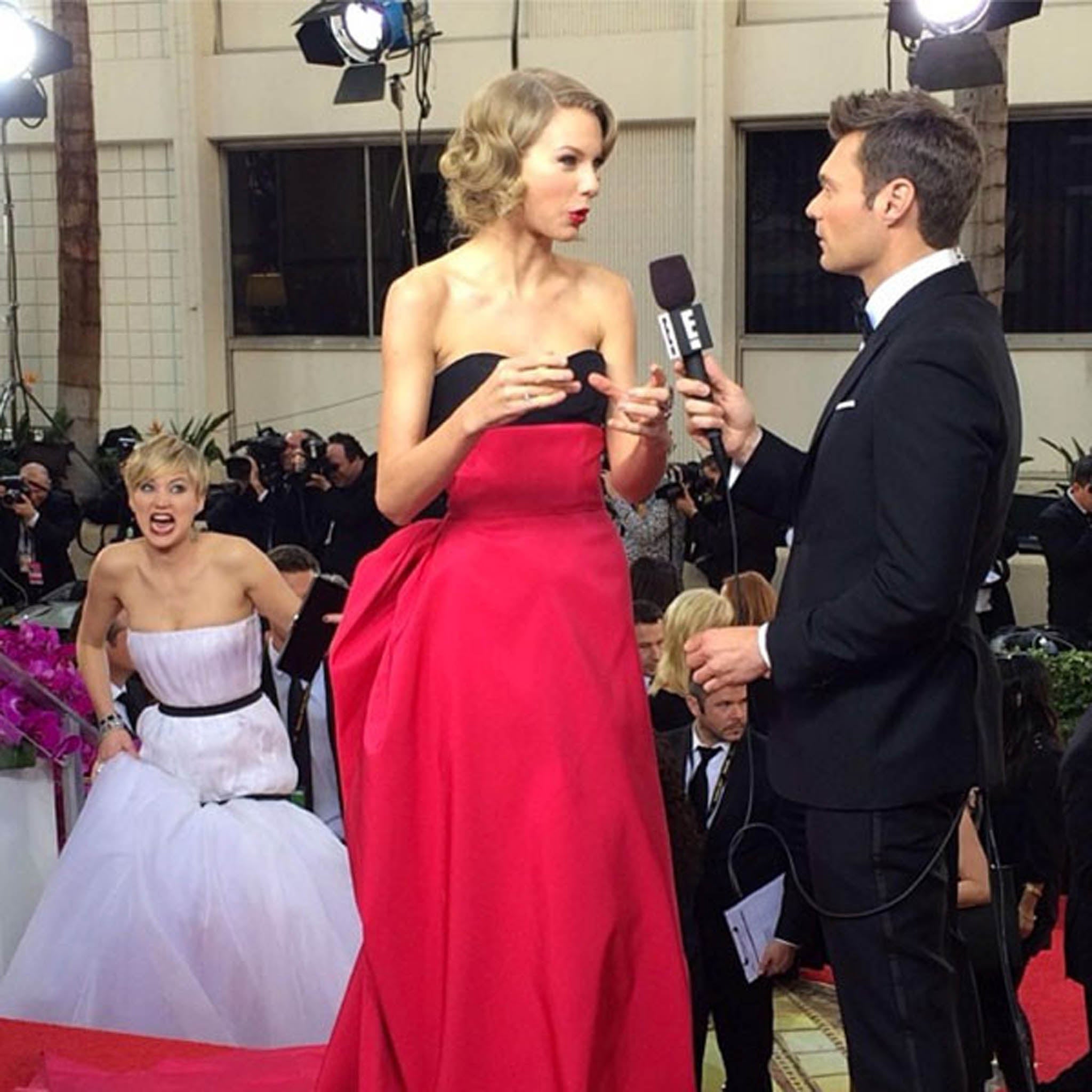 Jennifer Lawrence photobombs Taylor Swift at the Golden Globes