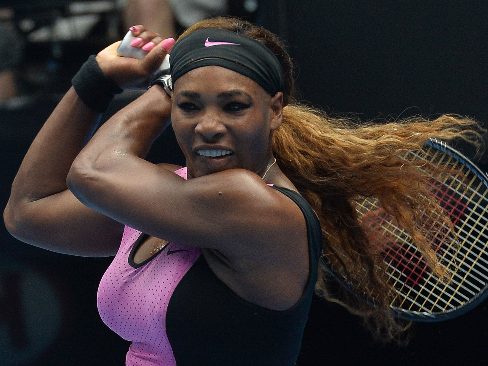 Serena Williams progressed to the third round of the Australian Open via a 6-1 6-2 victory over Vesna Dolonc