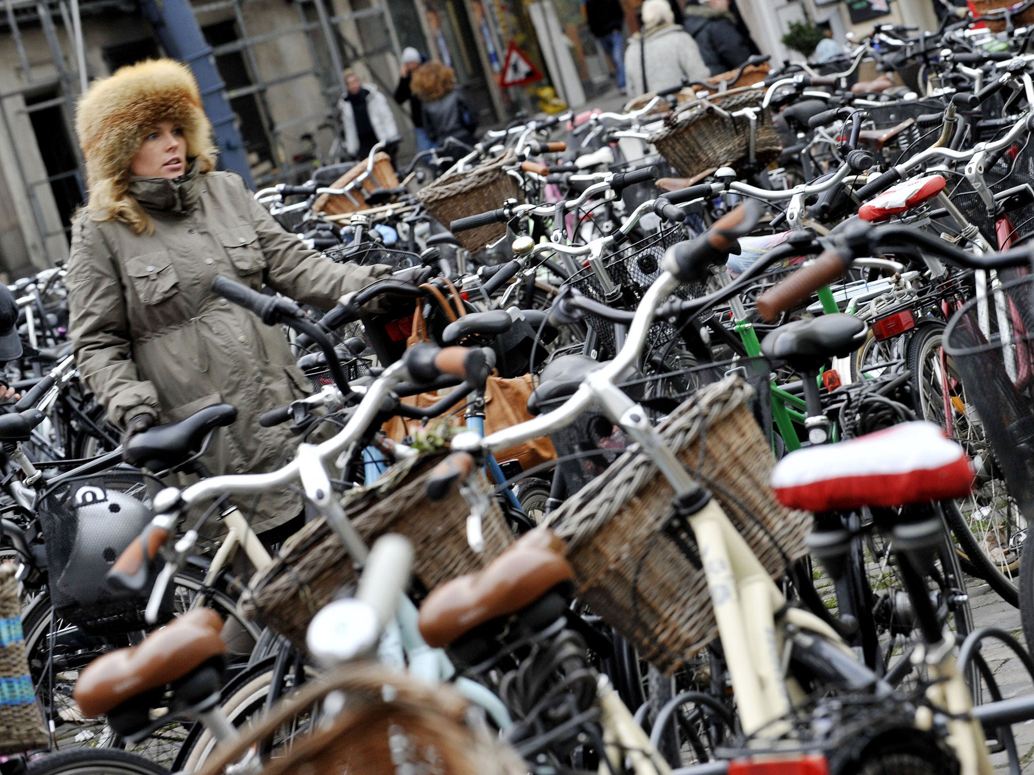 Hamburg is planning to ban all cars from its centre over the next 20 years and put thousands of commuters on bikes
