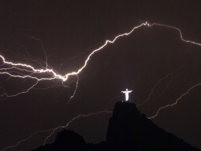 Lightning Strikes Rio De Janeiro Jesus Statue The Independent The Independent