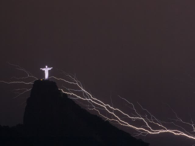 Lightning Strikes Rio De Janeiro Jesus Statue The Independent The Independent