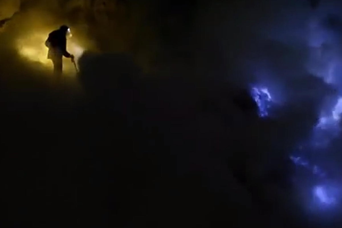 Video and pictures: The neon blue lava flows of Indonesia's Kawah Ijen ...