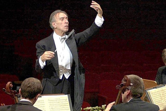 Abbado with the Berlin Philharmonic Orchestra in 2001