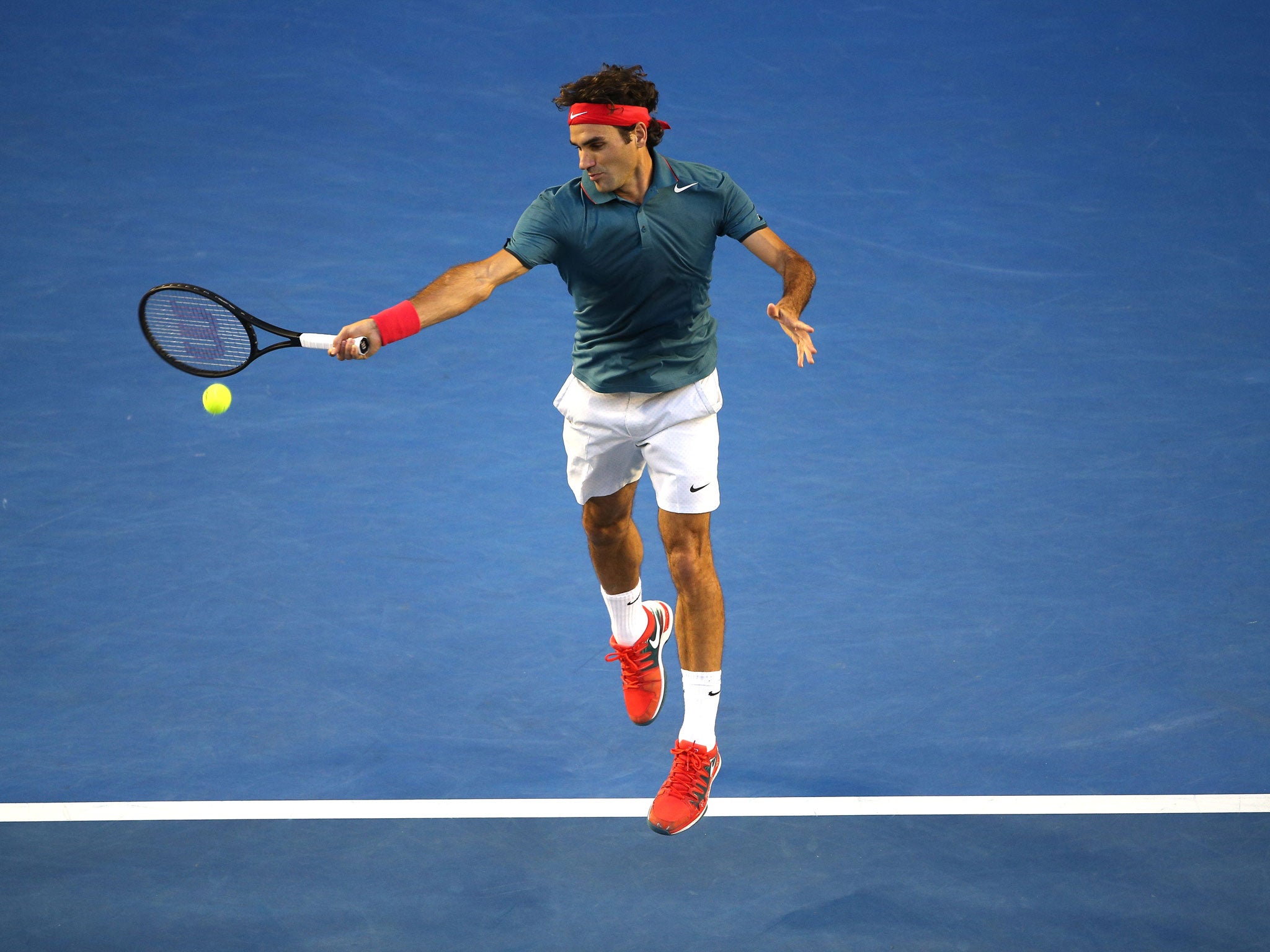Roger Federer strikes a forehand during his match against Andy Murray