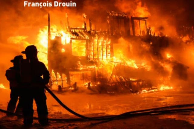 The fire as it took hold of the building in Quebec 