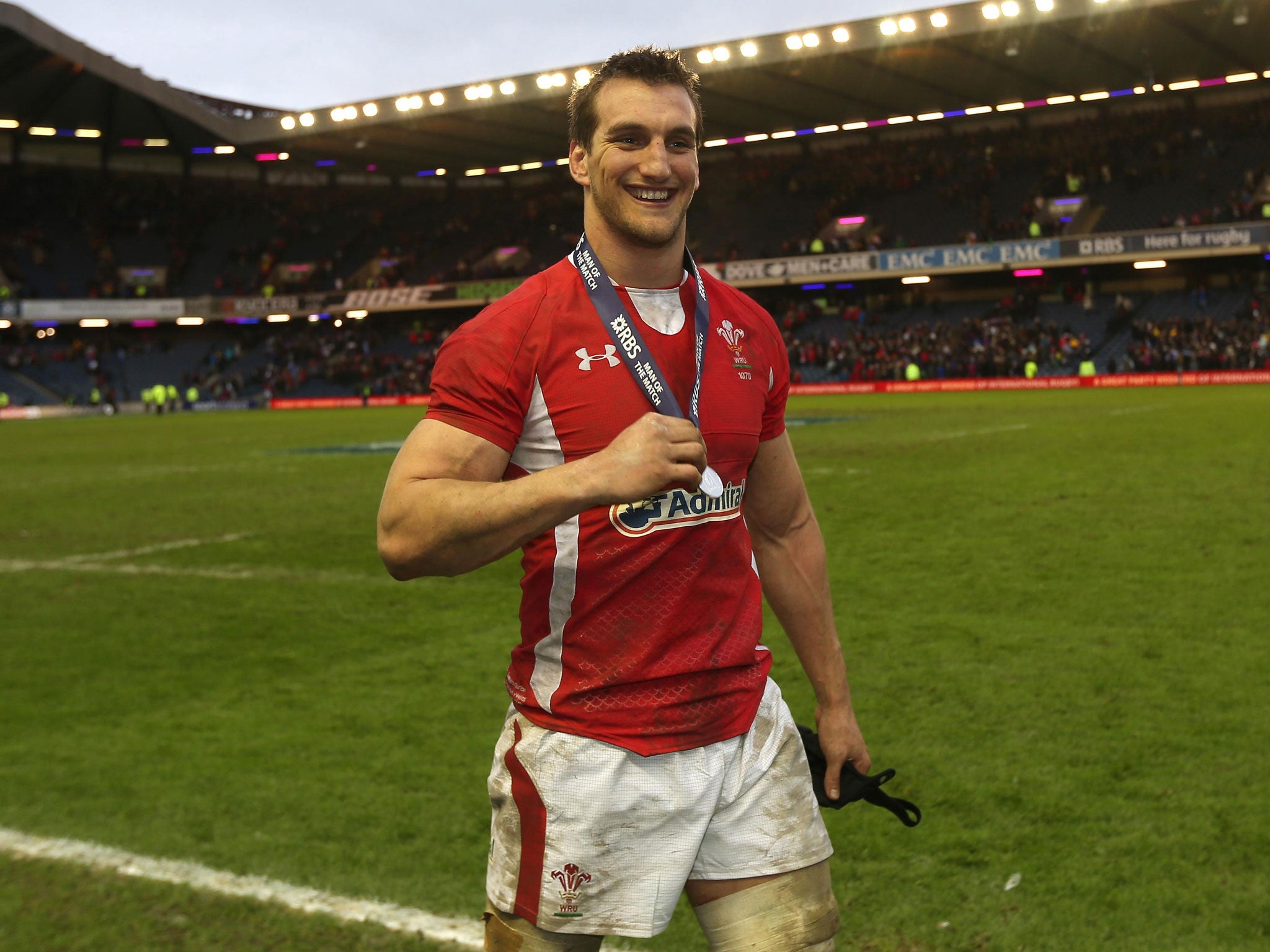 Sam Warburton is the first to sign a Welsh central contract