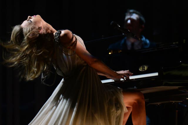 Taylor Swift head-bangs her way through her 2014 Grammys performance