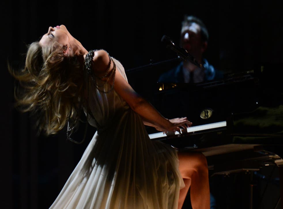 Taylor Swift head-bangs her way through her 2014 Grammys performance