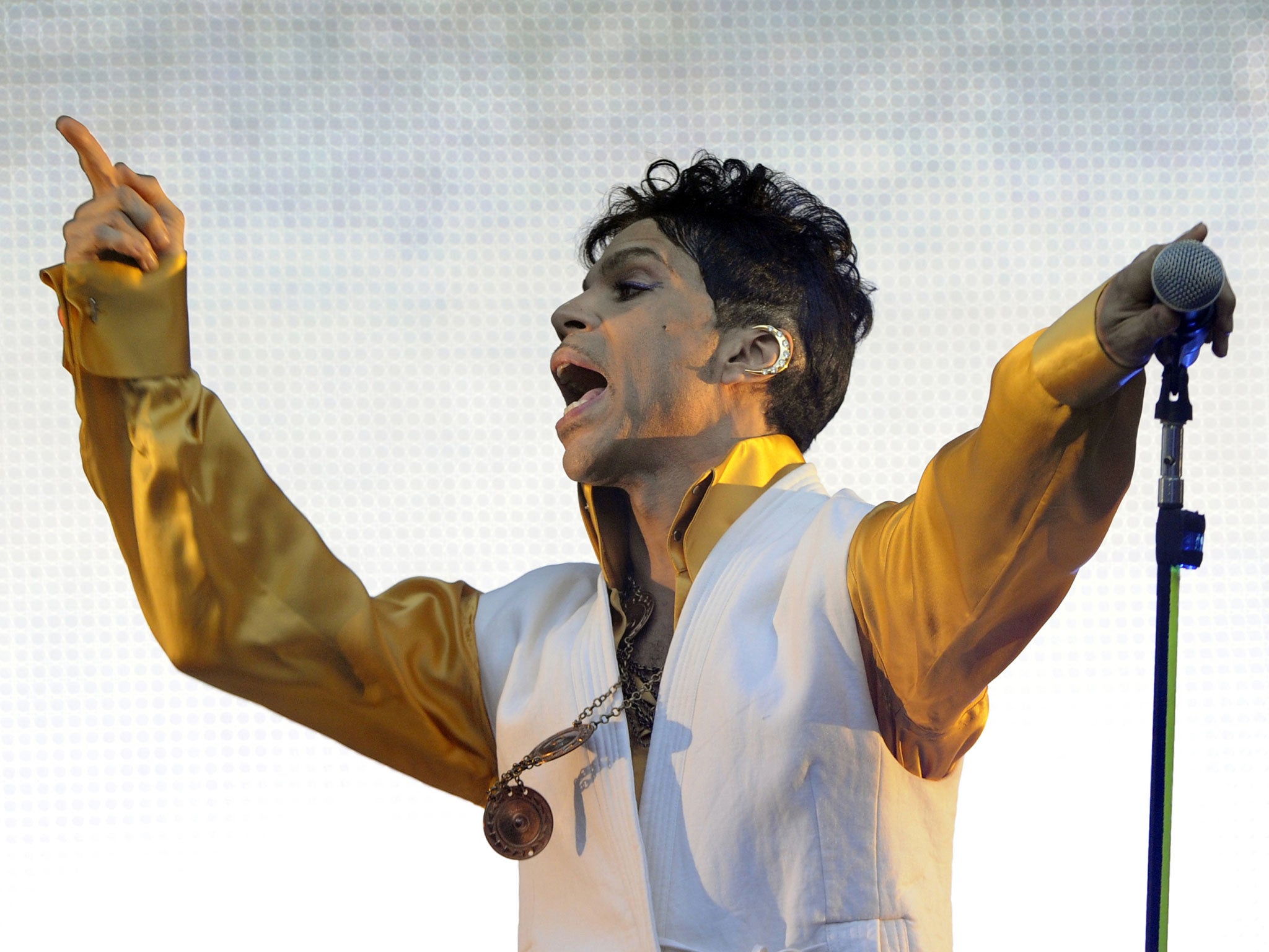 Prince is sueing fans who post links to recordings of his live performances online