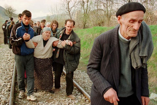 Ethnic Albanian refugees arrive by foot in Macedonia, 01 April 1999
