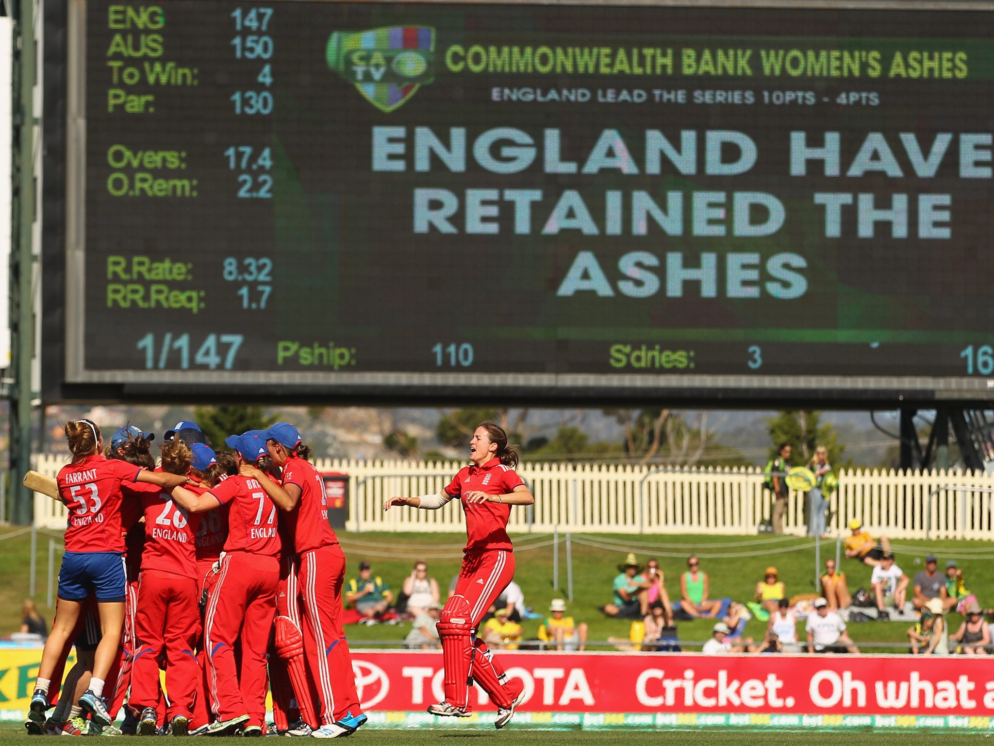 England celebrate after winning the match and retaining the Ashes