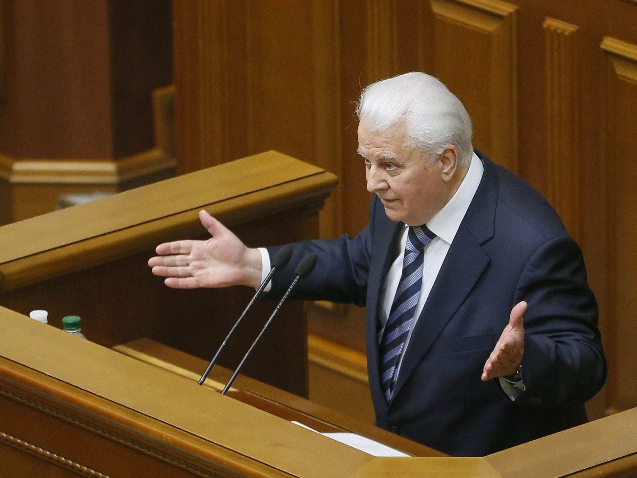 Former Ukrainian President Leonid Kravchuk speaks to lawmakers during an emergency session of parliament in Kiev, 29 January 2014