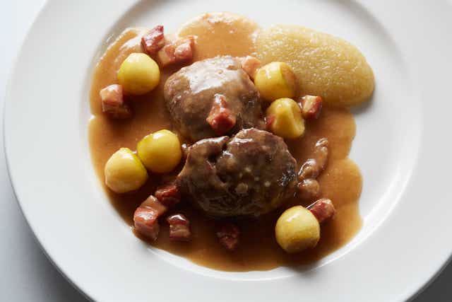 Braised pork cheeks with apples and cider